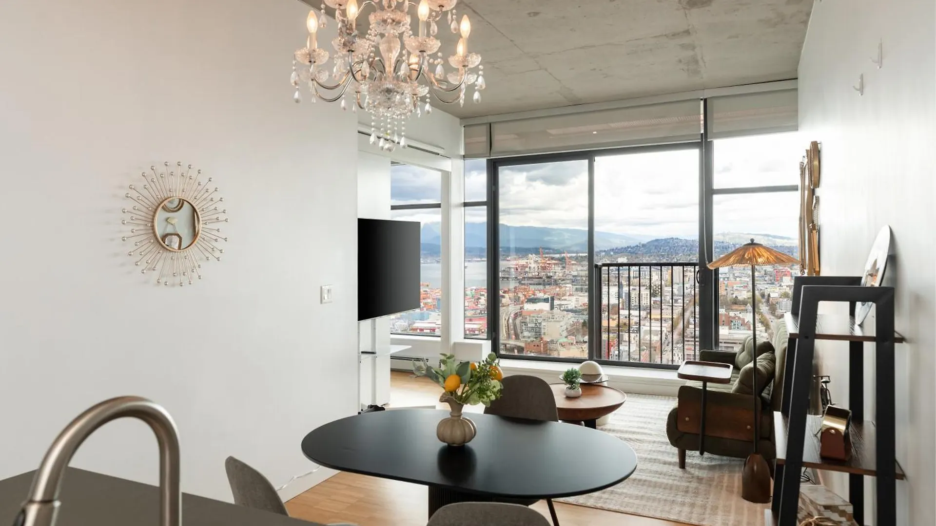Skyhome In Gastown Amazing Ocean&Mountain Views Vancouver Canada